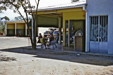 Clara, Lucy, Dorothy, & Gerardus, 1956 Entrada al Campo Shell